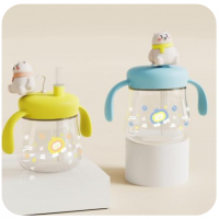 SINYA 專業研發系列｜240ML Tritan 嬰幼兒吸管水杯 (萌熊造型矽膠蓋 / 雙耳好抓握 / 三色可選)