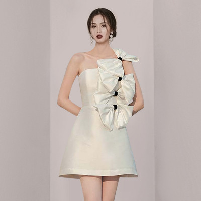 法式白色蝴蝶結洋裝女夏高端輕奢設計感名媛斜肩抹胸緞面小禮裙