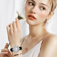 WellyMerck - 白色皮革鑲鑽圓形女士腕錶